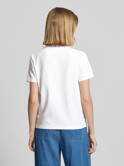 Frauenmodel trägt T-Shirt mit Rundhalsausschnitt von Comma aus Baumwoll-Mix mit Modal-Anteil, Regular-Fit, Stitchings, Statement-Print, Rückenlänge 49 cm, Ganzkörperansicht Rückansicht.