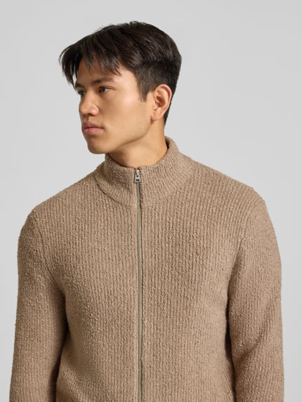 Mannelijk model draagt Strickjacke mit Zweiwege Reißverschluss van ONLY & SONS in beige, structuur brei, met opstaande kraag, nahaufnahme bovenlichaam