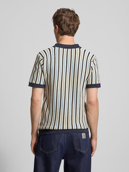 Männermodel trägt Regular Fit Poloshirt in Strick-Optik Modell 'Carly' von Blend mit Streifenmuster, Rückenansicht, reine Baumwolle.