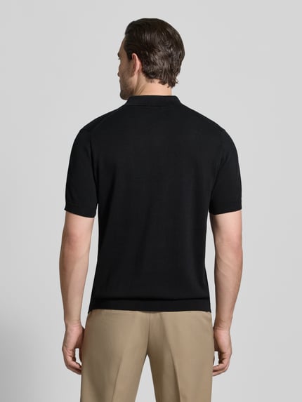 Mannelijk model draagt Regular Fit Poloshirt in tricotlook van Christian Berg Men in zwart, puur katoen, korte mouw, rugaanzicht.