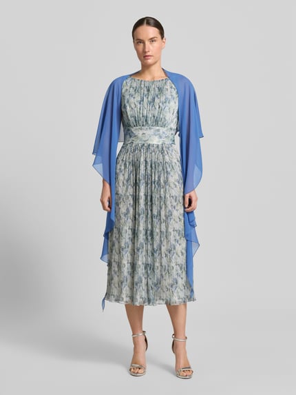 Modelka kobieca nosi Relaxed Fit Cocktail-Jacke in semitransparentem Design od Vera Mont, półprzezroczysty materiał, krój relaxed fit, dekolt w serek, zapięcie na guzik, rękaw o dł. 1/2, widok całej sylwetki z przodu.