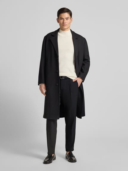 Męski model nosi Anzughose mit Gesäßtaschen Modell 'SALTO' von Cinque, czarny kolor, mieszanka materiałów z dodatkiem wiskozy, krój regular fit, kanty, kieszenie z tyłu. Ganzkörperansicht von vorne.