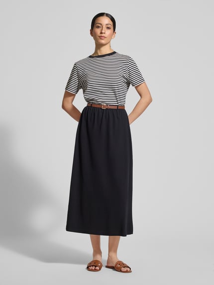 Vrouwenmodel draagt Maxi-Rock aus Baumwoll-Mix Modell 'LUNA' van Vero Moda, uni, licht uitlopend, maxi, jersey, elastische tailleband, riem, voorkant, volledig lichaam