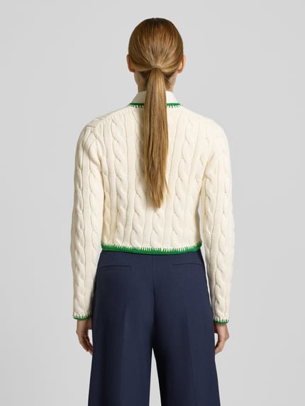 Vrouwenmodel draagt Regular Fit Sweatjacke aus Baumwoll-Mix van Polo Ralph Lauren in effen crème met groene details, grof gebreid, langem mouw, logo-stitching links, ronde hals, strikmateriaal, rugaanzicht volledige lichaam.