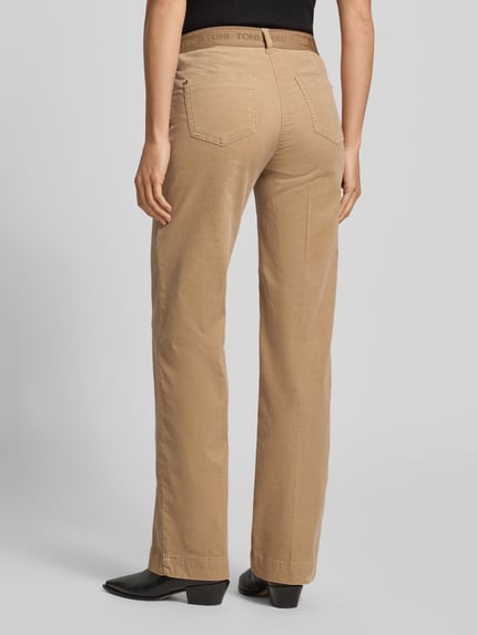 Frauenmodel trägt Regular Fit Cordhose mit seitlichen Eingrifftaschen Modell 'Jenny Wide' von TONI in Beige, Strukturmuster, Ganzkörperansicht Rückansicht.
