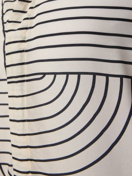 Produktfoto, Relaxed Fit Bluse aus Viskose von WATERCULT, cremefarbener Stoff mit schwarzen Linien, Allover-Look, feine Textur