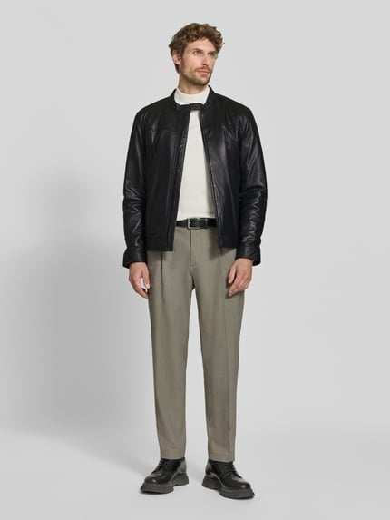 Mannenmodel draagt Regular fit jack uit echt lamsleer model 'JACE' van Strellson, zwart, glad oppervlak, Heren leerjack, volledig frontaal zicht.