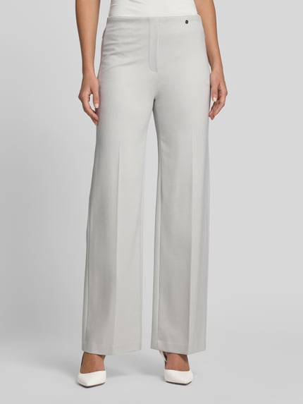 Frauenmodel trägt Hose aus Viskose-Mix mit Reißverschlusstaschen von Marc Cain, Damen Regular-Fit, Bügelfalten, Nahaufnahme Oberkörper.
