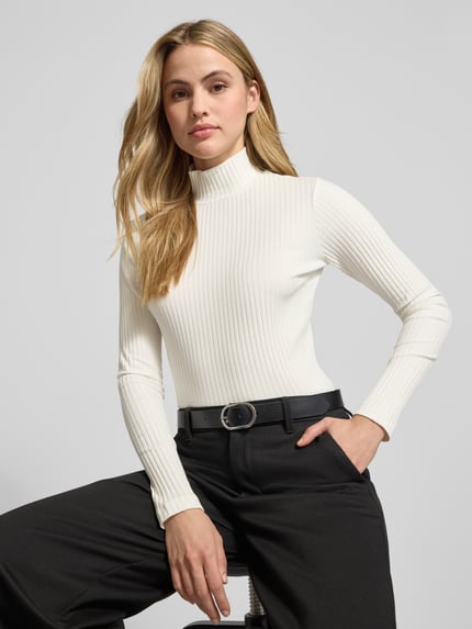 Frauenmodel trägt Slim Fit Turtleneck aus Baumwoll-Mix Modell 'DRIZA' von HUGO, Optik: Unifarben, Stricktextur, Nahaufnahme Oberkörper.