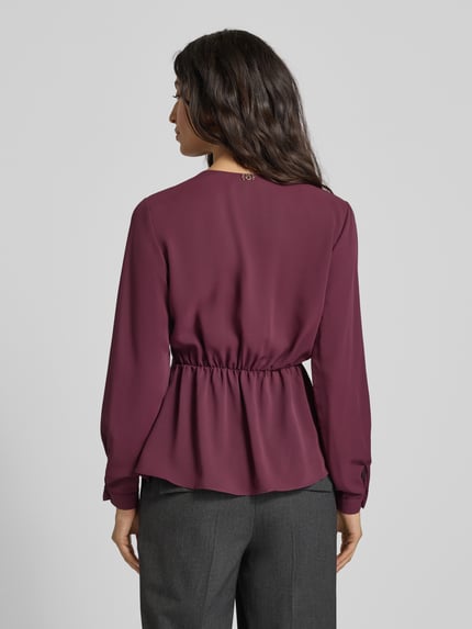 Frauenmodel trägt Regular Fit Bluse mit Knoten-Detail von Rinascimento in Bordeaux, V-Ausschnitt, lange Ärmel, Rückenansicht, Ganzkörperansicht Rückansicht.