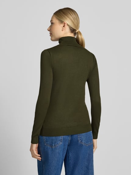 Vrouwenmodel draagt Slim Fit gebreide pullover van Viscosemix Model 'IHLULS' van ICHI in donkergroen, ruglengte maat S 61 cm, mouwlengte 66 cm, col, elastische boorden, damesmodel, rugaanzicht
