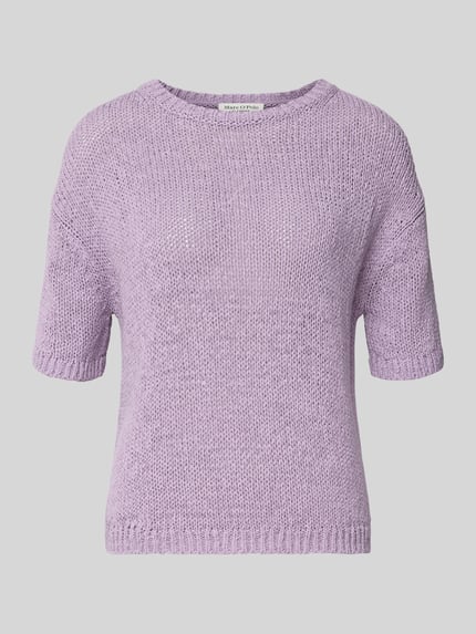 Produktfoto, Regular Fit Pullover aus Baumwoll-Mix von Marc O'Polo in Flieder mit Strickoptik, gerippt an Ärmeln und Rumpf, Materialverarbeitung Strick, Rundhals-Ausschnitt, Kurzarm, Passform Regular-Fit.