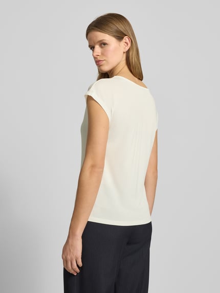 Frauenmodel trägt Loose Fit T-Shirt aus Modal-Mix Modell 'FREE' von Only, unifarben, V-Ausschnitt, kurzarm, Ganzkörperansicht Rückansicht.