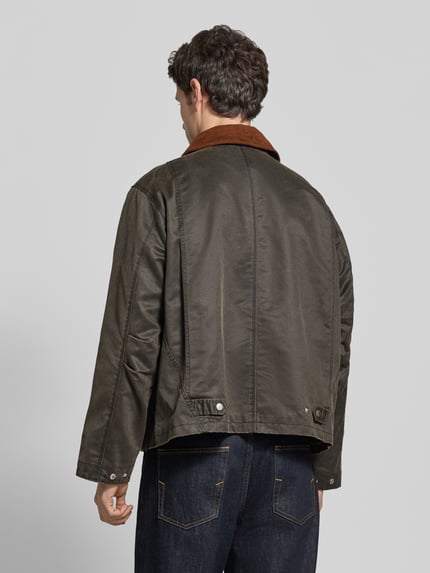 Männermodel trägt Relaxed Fit Jacke aus Baumwoll-Mix mit Brusttaschen von RETERNITY in Dunkelgrün und Braun, Rückenansicht, Ganzkörperansicht Rückansicht. Baumwoll-Mix, Pattentaschen, Umlegekragen, Maße in Größe M: Rückenlänge 64 cm, Schulterbreite 43 cm, Brustweite 67 cm, Ärmellänge 64 cm.