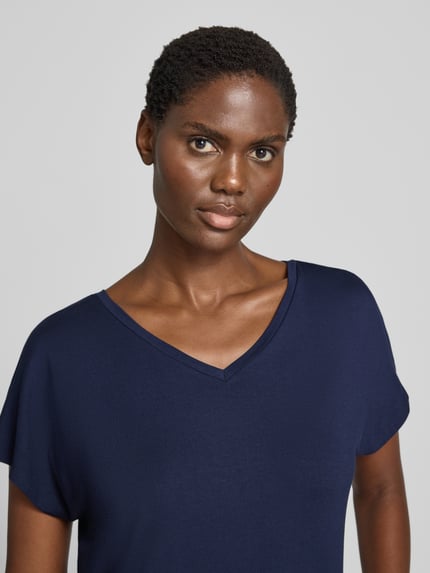 Frauenmodel trägt T-Shirt aus Viskose-Elasthan-Mix mit V-Ausschnitt von Christian Berg Woman in Dunkelblau, Relaxed Fit, Nahaufnahme Oberkörper.