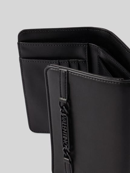 Produktfoto, Portemonnaie mit Label-Detail Modell 'EBE' von VALENTINO BAGS in Schwarz, glatte Oberfläche, diverse Einsteckfächer, Münzfach, Nahaufnahme