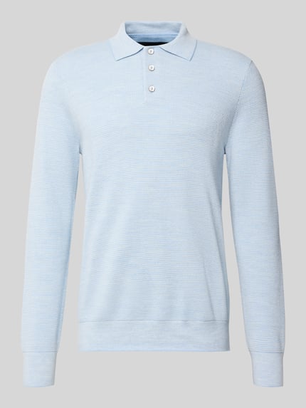 Produktfoto, hellblaues Regular Fit Poloshirt mit Woll-Anteil von Polo Ralph Lauren, feine Struktur, glatte Oberfläche, grauer Hintergrund