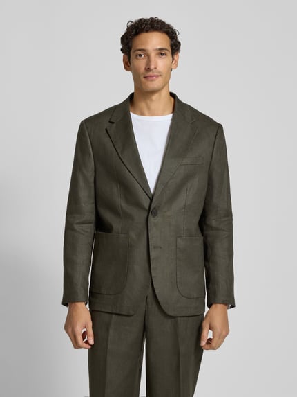 Männermodel trägt Regular fit Sakko aus reinem linnen model 'BAILEY' von Selected in olivgrün, heren Sakko, ganzlichaanzicht van voren