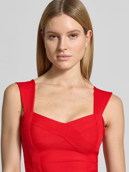 Frauenmodel trägt knielanges Cocktailkleid mit Herz-Ausschnitt von Lipsy, kräftiges Rot, Material-Mix mit Stretch-Anteil, breite Träger, körpernaher Schnitt, Rückseitiger Haken- und Reißverschluss, Nahaufnahme Oberkörper.
