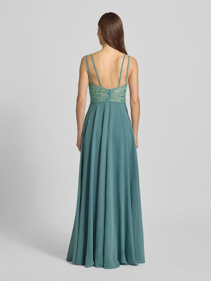 Frauenmodel trägt Abendkleid mit Herz-Ausschnitt von Jake*s Cocktail in Türkis, tailliert, mit Pailletten, Ganzkörperansicht Rückansicht.