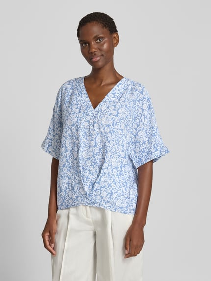 Frauenmodel trägt Regular Fit Bluse mit V-Ausschnitt und 1/2-Arm von Christian Berg Woman im Allover-Look, Farbe Blau-Weiß, Ganzkörperansicht von vorne.