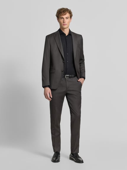 Männermodel trägt Slim Fit Businesshemd aus reiner Baumwolle Modell 'H-Hank-SP' von BOSS, Herren Businesshemd, Ganzkörperansicht von vorne.