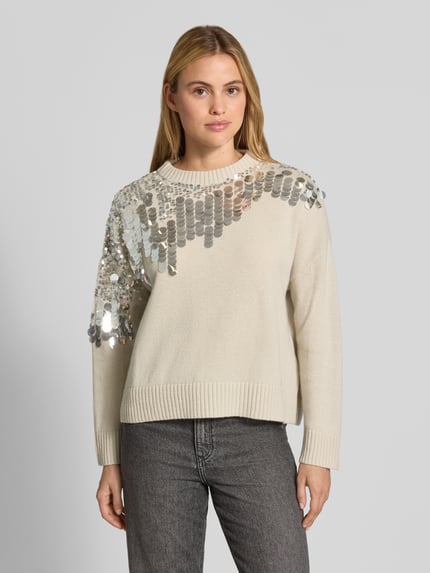 Modelka nosi sweter Regular Fit Pullover aus reiner Wolle Modell 'Calcio' od Marella z cekinowym obszyciem, imitacja dzianiny, kolor jasny, długość tyłu w rozmiarze S: 51 cm, długość rękawów w rozmiarze S: 44 cm, ujęcie: z przodu, zbliżenie na górną część ciała.