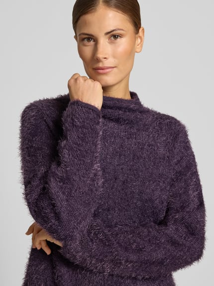 Frauenmodel trägt Strickpullover mit Stehkragen Modell 'CAT' von FREE/QUENT, Effektgarn in Lila, Regular Fit, Nahaufnahme Oberkörper.