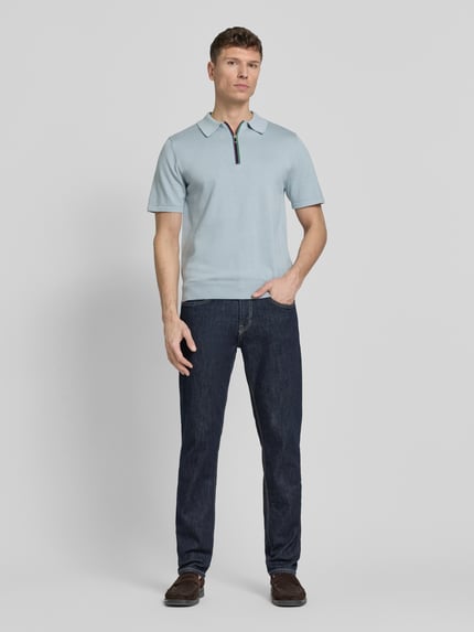Männermodel trägt Regular Fit Poloshirt mit Reißverschluss von PAUL SMITH in Hellblau, Reine Baumwolle, Kontraststreifen, Ganzkörperansicht von vorne. Rückenlänge bei Größe M: 67 cm.