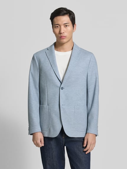 Męski model nosi Slim Fit 2-Knopf-Sakko mit Strukturmuster von Pierre Cardin, mieszanka materiałów z dodatkiem streczu, kołnierz z połami, nakładane kieszenie, długość tyłu w rozmiarze 50: 75 cm, szerokość ramion w rozmiarze 50: 43 cm, długość rękawów w rozmiarze 50: 66 cm, jasnoniebieski, fakturowany wzór, całkowity widok z przodu