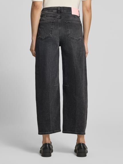 Vrouwenmodel draagt Regular Fit Barrel Jeans uit mix van katoen en elastaan model 'ELLY' van ANGELS, zwarte denim, volledige rugaanzicht, Dames Barrel Jeans