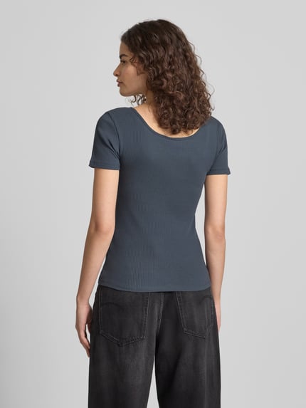 Vrouwenmodel draagt Slim Fit T-Shirt uit katoenmix model 'KITTE' van Pieces, effen, ribstructuur, korte mouw, U-boothals, achteraanzicht volledig lichaam