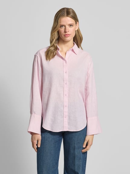 Frauenmodel trägt Regular Fit Bluse aus Leinen-Baumwoll-Mix von Gina Tricot, rosa, Hemdblusenkragen, Knopfleiste, Ganzkörperansicht von vorne. Rückenlänge bei Größe S: 74 cm, Ärmellänge bei Größe S: 60 cm.