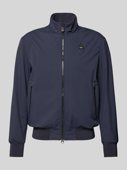 Produktfoto, Jacke mit Label-Patches Modell 'Anson' von Blauer Usa, granatowa, prosty krój, stójka, dwukierunkowy zamek, boczne kieszenie na zamek, ściągacze, długość tyłu w rozmiarze M: 66 cm, szerokość ramion w rozmiarze M: 48 cm, szerokość klatki piersiowej w rozmiarze M: 58 cm, długość rękawa w rozmiarze M: 63 cm
