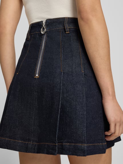 Kobiece modelka nosi jeansową spódnicę mini z efektem melanżu, rozkloszowany krój, szlufki, kontrastowe szwy, zamek błyskawiczny, wykończenie: denim, mieszanka bawełny, Mini-Jeansrock aus Baumwoll-Mix Model 'GERELISE' od HUGO, ujęcie: z tyłu, detal.