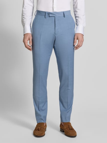 Mannenmodel draagt Straight Fit Anzughose met wol-aandeel Modell 'Tenuta' van Tiger Of Sweden, lichtblauw, elastische stof, persvouwen, zij- en achterzakken, haak- en ritssluiting, context: herenhose, taillewijdte maat 50: 44 cm, binnenbeenlengte 81 cm, frontale volledige lichaamsopname.