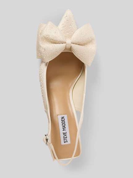 Productfoto, Pumps met decoratieve strik model 'Neasa' van Steve Madden, spitse pasvorm, open hiel, sierbeslag, hakhoogte 9 cm, beige met fijne structuur