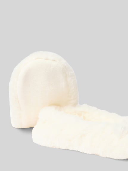 Produktfoto, weiße flauschige Kuschelsocken mit Noppen Modell 'Unicorn' von CAPELLI NEW YORK, weiche Textur, Zier-Applikationen