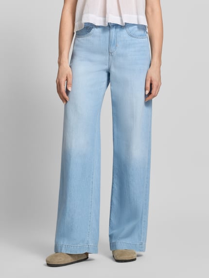 Vrouwenmodel draagt Wide Leg Jeans model 'FLARE' van Liu Jo White, mix van katoen en lyocell, steekzakken, lightblauwe denim, wide leg, ganzkörperansicht van voren.