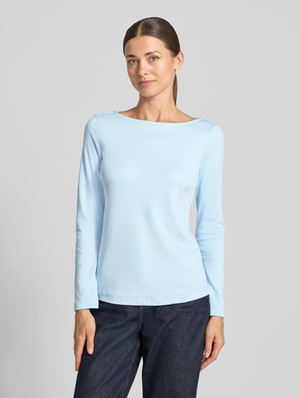 Frauenmodel trägt Longsleeve mit Rundhalsausschnitt von Christian Berg Woman in Hellblau, reine Baumwolle, Slim Fit, Ganzkörperansicht von vorne.