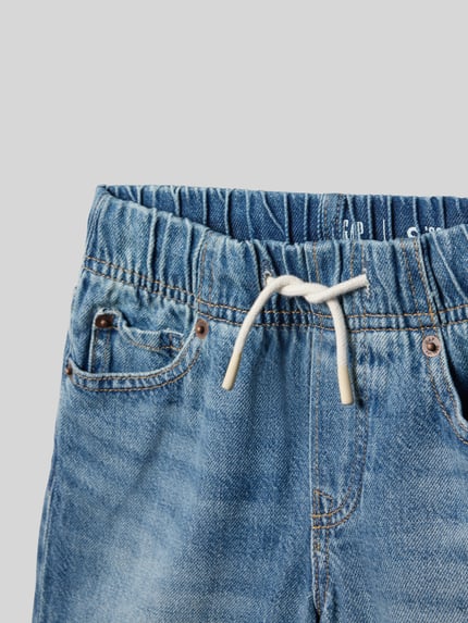 Produktfoto, Loose Fit Jeansshorts mit elastischem Bund von GAP aus Baumwoll-Lyocell-Mix, Tunnelzug, Eingrifftaschen, mittleres Blau, strukturierte Jeansoptik