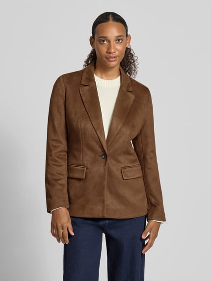 Frauenmodel trägt taillierten Kurzblazer mit Reverskragen Modell 'ADDI' von ONLY in Braun, Damen Kurzblazer von ONLY, Ganzkörperansicht von vorne.