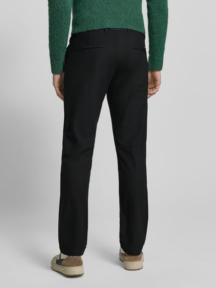 Männermodel trägt Straight Leg Hose aus atmungsaktivem Material Modell 'DENTON' von Tommy Hilfiger, Optik: Unifarben, Passform: Straight Leg, Logo-Print, Gürtelschlaufen, Knopf und verdeckter Reißverschluss, seitliche Eingrifftaschen, Gesäßtaschen, Ganzkörperansicht Rückansicht.