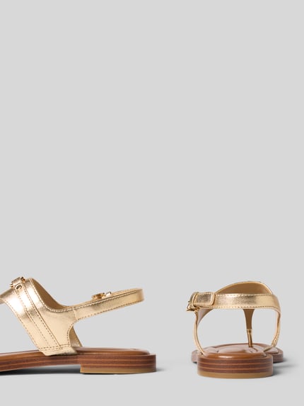 Produktfoto, sandalen aus echt leer model 'Mandy' van MICHAEL Michael Kors in metallic goud met afgeronde pasvorm, gladde zool, logodetail, hakhoogte maat 39: 1 cm