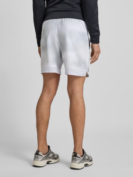 Männermodel trägt Shorts mit elastischem Bund von Under Armour, Lockerer-Schnitt, Label-Print, französische Eingrifftaschen, Ganzkörperansicht Rückansicht.