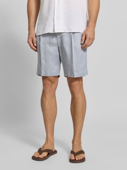 Männermodel trägt Bermudas aus reinem Leinen von JAKE*S STUDIO MEN in Hellblau mit Kellerfalte, Teilelastikbund, Eingriffstaschen, Ganzkörperansicht von vorne.