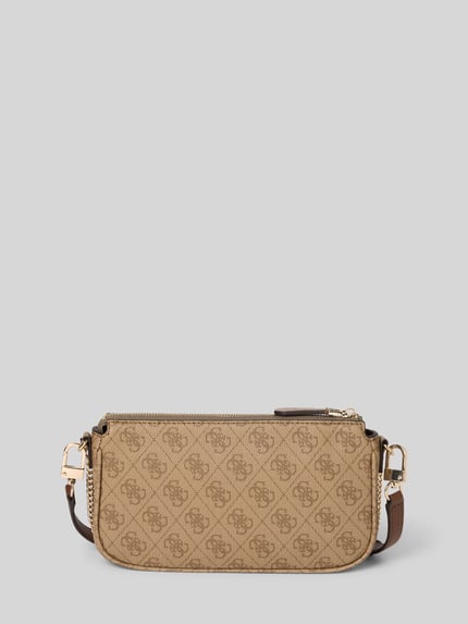 Produktfoto, Pouch mit Label-Applikation Modell 'NOELLE II' von Guess in Beige mit Hauptfach, Reißverschluss, Tragehenkel, Schulterriemen, Maße 24 cm Breite, 13 cm Länge, 5 cm Tiefe, Schulterriemen 122 cm, strukturierte Oberfläche mit Logo-Muster.