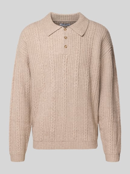 Produktfoto, Relaxed Fit Strickpullover aus elastischem Woll-Mix von JACK & JONES, mieszanka wełny, krój relaxed fit, kołnierzyk polo, ścieg warkoczowy, długość tyłu w rozmiarze M: 70 cm, długość rękawów w rozmiarze M: 61 cm, beżowy, dzianinowa faktura