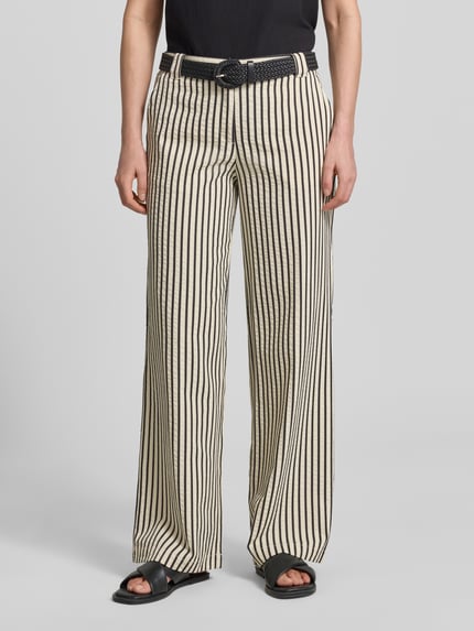 Vrouwenmodel draagt Wide Fit broek met viscose van Christian Berg Woman, gestreept design, afneembare riem in vlechtlook, steekzakken, materiaalmix, bandwijdte maat 36: 42 cm, binnenbeenlengte maat 36: 80 cm, voorkant close-up.