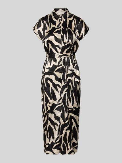 Produktfoto, Hemdblusenkleid mit Brusttasche und Bindegürtel van Apricot, materiaalmix met stretch, getailleerd model, midi-jurk, overhemdkraag, knoopsluiting, borstzak, strikceintuur, ruglengte maat S 123 cm, borstwijdte maat S 48 cm, mouwlengte maat S 3 cm, zwart-beige dessin, gladde textuur, rechthoekige vorm.